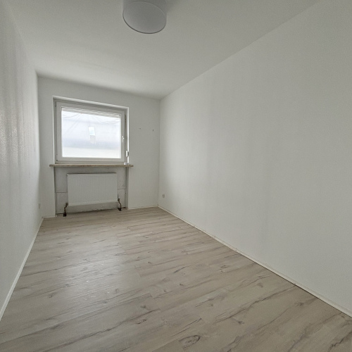 Sofort einziehen: Geräumige 4-Zimmer Wohnung mit Balkon und Stellplatz! optimhome Immobilien Deutschland • Kaufen & Verkaufen Sofort einziehen: Geräumige 4-Zimmer Wohnung mit Balkon und Stellplatz! optimhome Immobilien Deutschland • Kaufen & Verkaufen