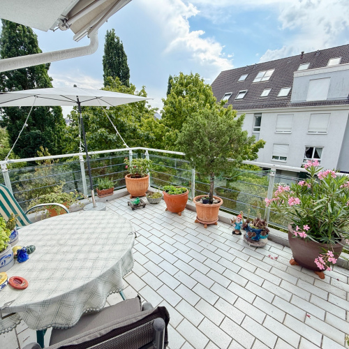Sofort bezugsfrei! 3-Zimmer-Wohnung mit Kamin und Doppelgarage in Bergen Enkheim! optimhome Immobilien Deutschland • Kaufen & Verkaufen
