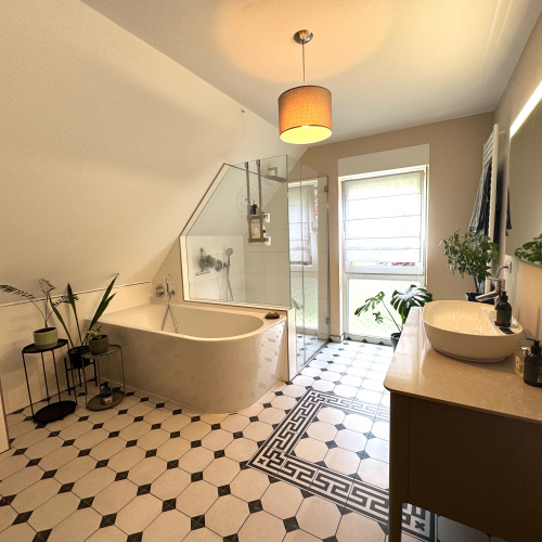 Stilvolles idyllisches Fachwerkhaus mit beheizter Doppelgarage und einem traumhaften Garten optimhome Immobilien Deutschland • Kaufen & Verkaufen Stilvolles idyllisches Fachwerkhaus mit beheizter Doppelgarage und einem traumhaften Garten optimhome Immobilien Deutschland • Kaufen & Verkaufen
