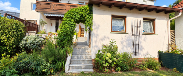 Bild Selbst nutzen oder vermieten! Viel Platz für Familie & Zukunft – Garten, Terrassen und Weitblick in Rothenbuch