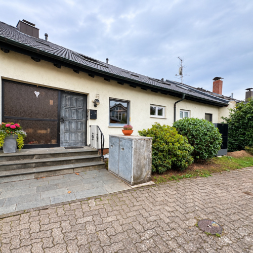 Zweifamilien-Reihenmittelhaus mit 245 m² Wohnfläche, neuem Dach, Wärmepumpe und 3 Garagen optimhome Immobilien Deutschland • Kaufen & Verkaufen